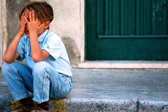 Βαθαίνει η παιδική φτώχεια εξαιτίας των οικονομικών πιέσεων